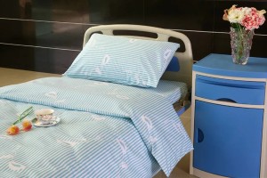 Y12 Poly Kotono Hospitalo Bed Lino Verda Stripes kun Floro
